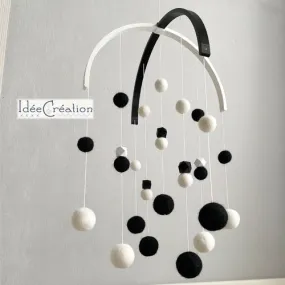 Mobile bébé boules laine feutrée entièrement fait main, modèle : noir et blanc, déco pour chambre d'enfant